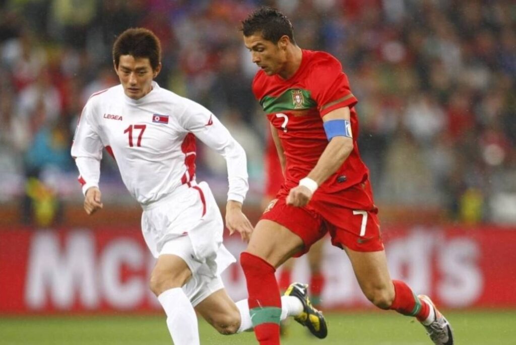 2010年FIFAワールドカップでポルトガル代表クリスティアーノ・ロナウドと競り合う安英学さん