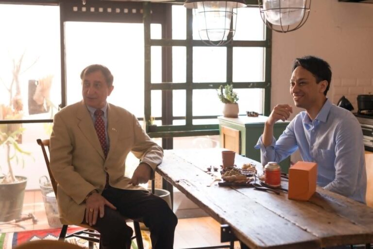 店内のテーブルでお父様と並んで座るモクシャチャイ オーナー・大久保玲夫奈さん