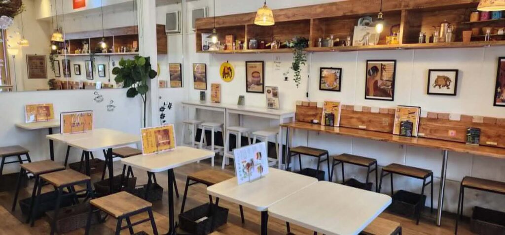 テーブル席とカウンター席が並ぶモクシャチャイの店内