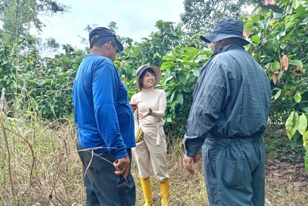 バヌアツのカカオ農園で現地の生産者と話すオーガニックインポーターの真衣さん