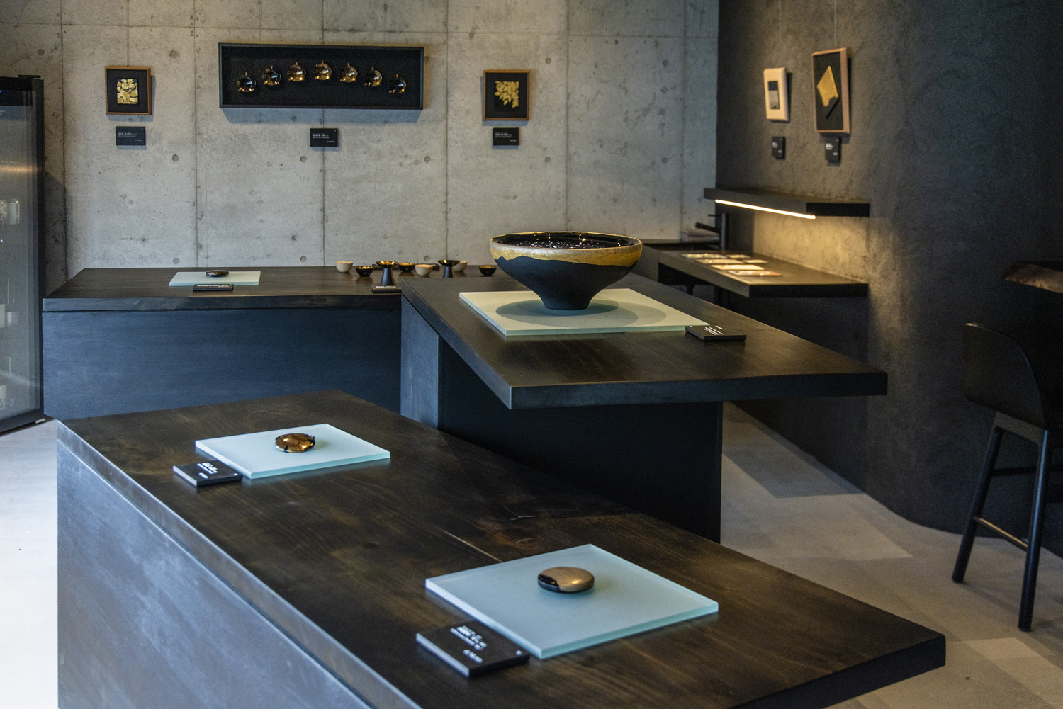 Lei Gallery Tokyo (Lei In Praise of Shadows Flagship Store) 内に、漆芸家 室瀬祐さんによる蒔絵や螺鈿の漆芸作品が黒い什器の上に静かに展示されている様子。