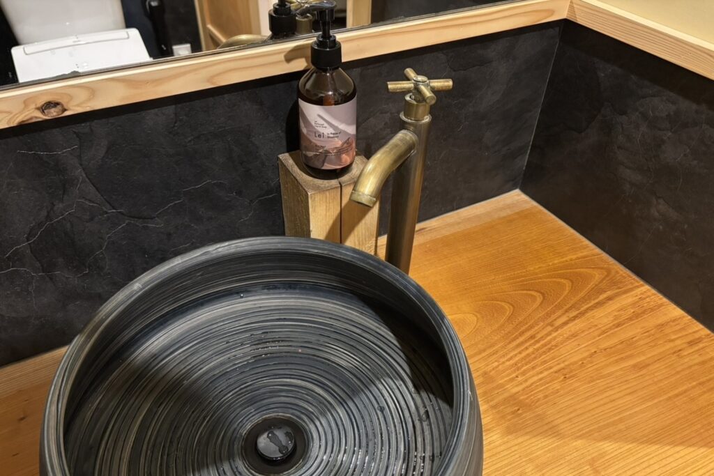 飲食店「吉」の化粧室に置かれたKUON Perfumed Liquid Soapと手洗い場