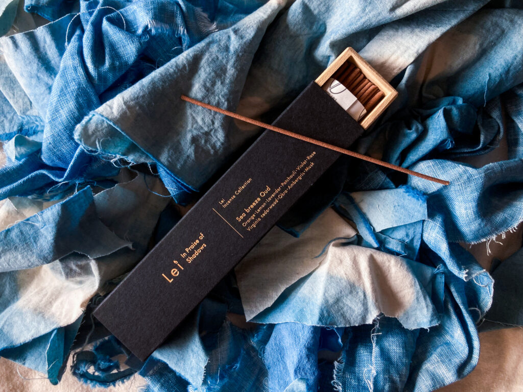 藍染の布の上に置かれたLei Incense Collectionと一本のお香