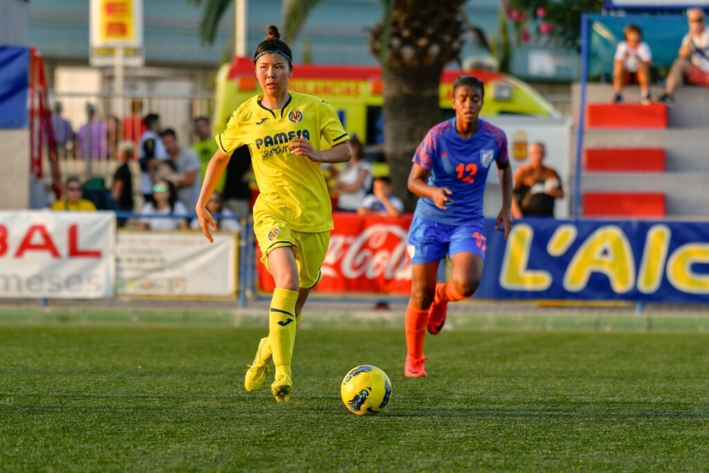 ビジャレアルCF所属時代、試合中にボールを追う品田彩来さん