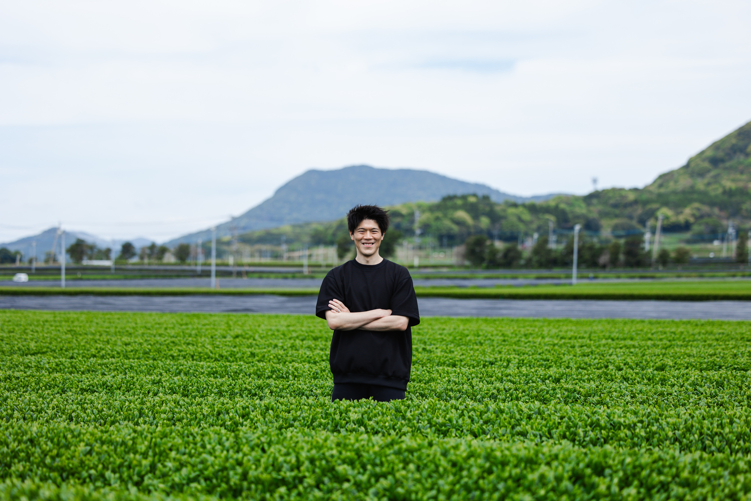 茶畑に立つRikyu Matcha CEO 安田瑞希さん