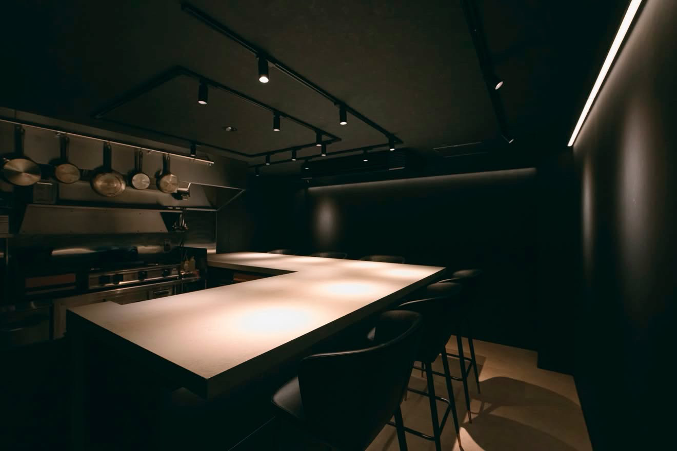 東京・湯島のレストラン「RÉJOUISSANCE」の六席の店内とオープンキッチン